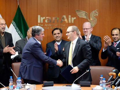 El presidente de Iran Air, Farhad Parwaresh, y el director regional de Boeing, Fletcher Barkdull, en la firma del acuerdo.