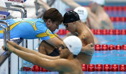 Los nadadores se preparan para la carrera de 100m nariposa