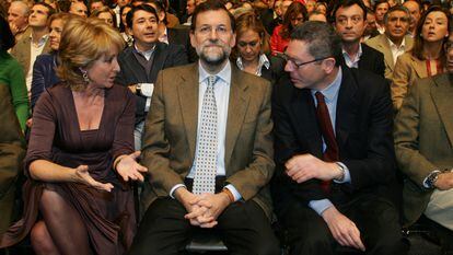 El entonces presidente del PP, Mariano Rajoy (en el centro), flanqueado por Esperanza Aguirre, presidenta de la Comunidad de Madrid, y por Alberto Ruiz Gallardón, alcalde de la capital, en 2007 en Madrid.