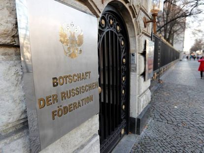 La embajada rusa en Berlín, este miércoles después de que Alemania expulsara a dos diplomáticos rusos.
 