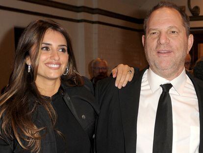 El productor Harvey Weinstein con Penélope Cruz, a quien ha producido desde su llegada a Hollywood.