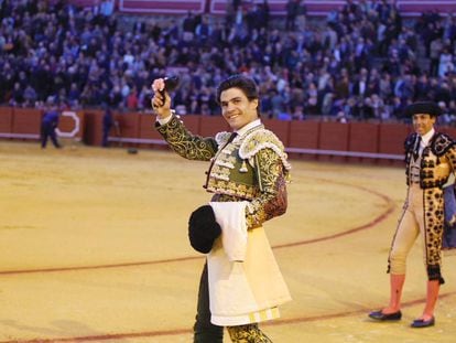 Pablo Aguado pasea la oreja que cortó el pasado 11 de abril en Sevilla.