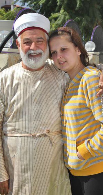 Natasha Cohen, con su suegro, el sacerdote Yosef Cohen.