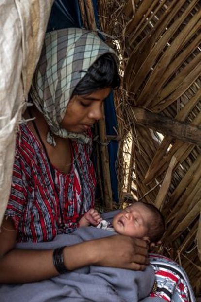 Jayamma, de 18 años, con su bebé de cinco días, en su choza.