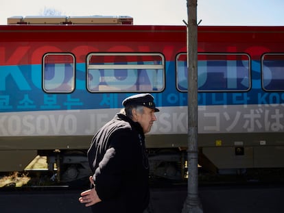 Un tren decorado con los colores de la bandera nacional serbio con el texto "Kosovo es Serbia" en diversas lenguas, en 2017 en Belgrado.