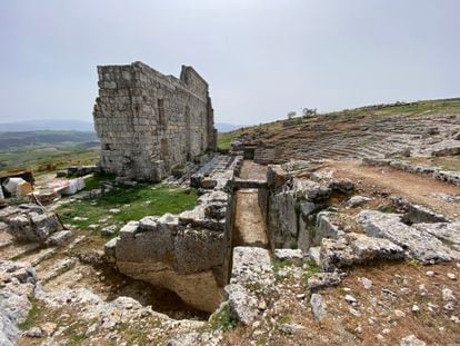 Yamur hacen trabajos de restauración en la vieja ciudad romana de Acinipo, a las afueras de Ronda.