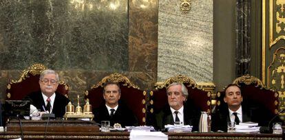 El juez Manuel Marchena (derecha), durante el juicio en el Tribunal Supremo, en enero de 2012, contra el juez Baltasar Garzón.