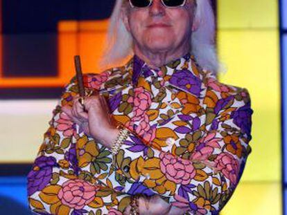 El presentador brit&aacute;nico Jimmy Saville, en una imagen de 2001.