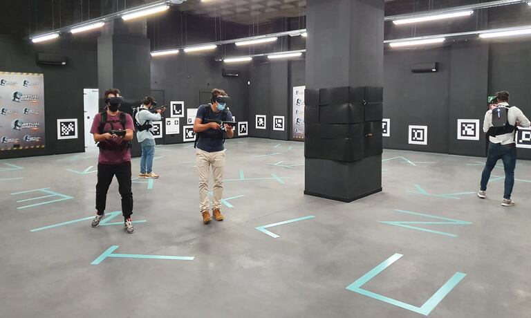 Un equipo juega a 'Contagio' en Virtual Arena Madrid.