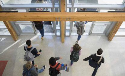 Niños en la puerta de un instituto.