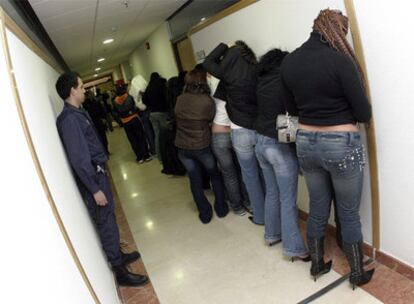 Prostitutas en la comisaría de Extranjería tras una redada en el Flowers Park, un burdel de Las Matas donde ejercían 180 mujeres.