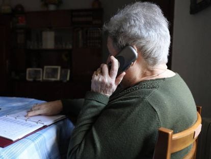 Una pensionista habla por el teléfono fijo de su domicilio en Madrid.