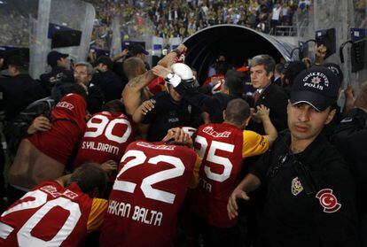 Los jugadores del Galatasaray corren hacia el túnel de vestuarios.