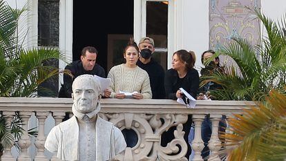 La cantante y actriz estadounidense Jennifer López (segunda por la izquierda), y Joseph Fiennes (izquierda), ensayan una de las escenas de la película 'The mother' en uno de los balcones del Gabinete Literario de Las Palmas de Gran Canaria. En primer término, la estatua del poeta y dramaturgo local Bartolomé Cairasco de Figueroa.