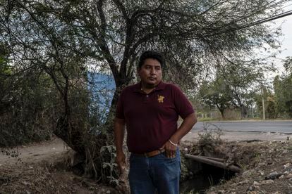 El secretario Jiménez, en un paraje de Xoxocotla, en enero de 2022, días después del asesinato de Benjamín López Palacios. Esta foto es previa a los mensajes que Jiménez mandó, augurando un ataque contra él mismo. 