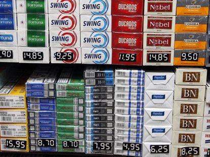 Diversas marcas de tabaco con sus precios en un estanco