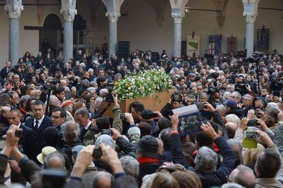 Cientos de personas despiden a Umberto Eco en el Castillo Sforzesco de Milán.