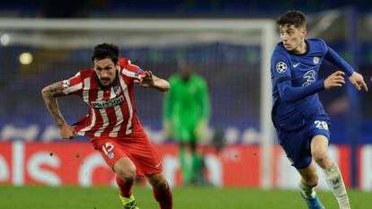 Kai Havertz deja atrás a Savic este miércoles en Stamford Bridge en el partido de vuelta de octavos de Champions.