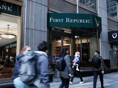 Transeúntes pasan junto a una sede de First Republic Bank, en Nueva York.