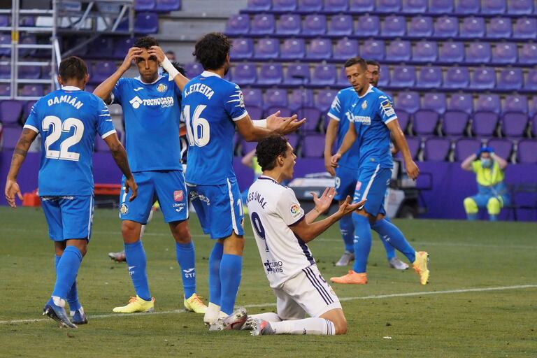 Enes Ünal (d) se lamenta después de una oportunidad sin éxito contra Getafe.