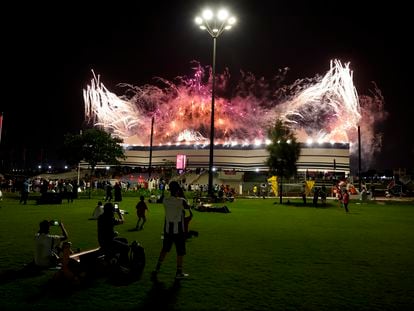 Aficionados durante el partido de inauguracion del Mundial en los alrededores del estadio Al Bayt, en la localidad de Jor, en Qatar.