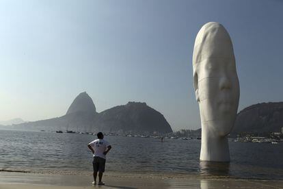 Awilda, escultura en la orilla de la playa de Botafogo en Rio de Janeiro, en septiembre de este año. La obra, de 12 metros de alto, es parte del proyecto OIR ( Otras ideas para Rio)