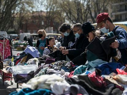 Varias personas rebuscaban entre un montón de ropa, el jueves en un mercado de Perpiñán.