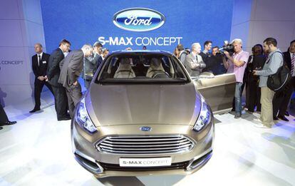 DAN19 FRÁNCFORT (ALEMANIA) 10/09/2013.- Numerosos periodistas observan el nuevo vehículo Ford S-MAX Concept, en el día abierto a la prensa del Salón del Automóvil de Fráncfort (Alemania) hoy, martes 10 de septiembre de 2013. La canciller alemana, Angela Merkel, lo inaugurará oficialmente el próximo 12 de septiembre. EFE/Uli Deck