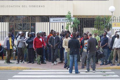 Concentración de inmigrantes ante las puertas de la Delegación del Gobierno para protestar por la muerte de los tres subsaharianos.