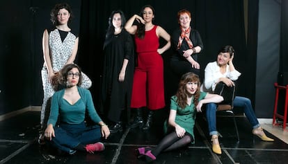 De izquierda a derecha, de pie, las dramaturgas Lucía Carballal, Denise Despeyroux, Carolina África y Laila Ripoll. Sentadas, Lucía Miranda, María Velasco y Carolina Román.