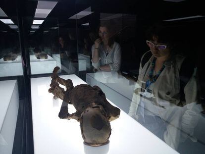 Asistentes al congreso observan una momia en la exposición 'Athanatos' en el MNH de Tenerife.