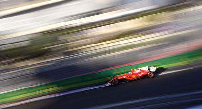 Kimi Raikkonen, piloto finlandés, circula con su monoplaza de la escudería Ferrari.