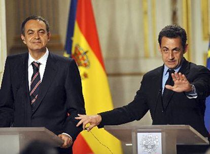 Zapatero y Sarkozy, durante la rueda de prensa posterior a la cumbre bilateral entre España y Francia