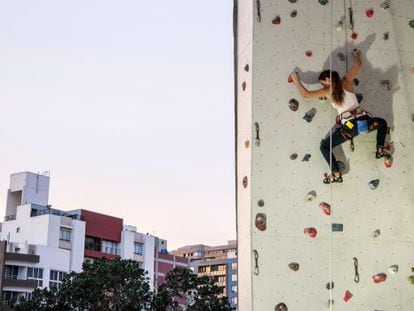 Una escaladora en el rocódromo Pirqa, en Lima (Perú).