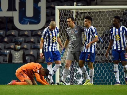 Cristiano se inclina ante Pepe durante el partido.