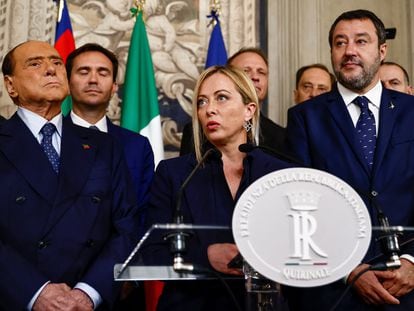 La líder de Hermanos de Italia, Giorgia Meloni, junto al de Forza Italia, Silvio Berlusconi (a la izquierda) y al de la Liga, Matteo Salvini (a la derecha), este viernes tras entrevistarse con el presidente, Sergio Mattarella, en Roma.