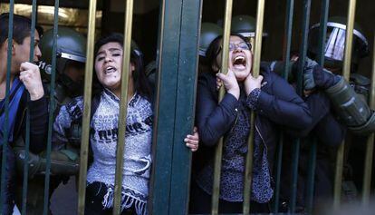 Estudiantes detenidos en Santiago de Chile durante una protesta.