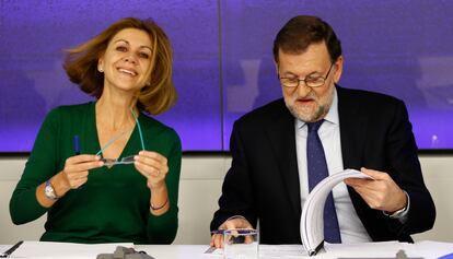 María Dolores de Cospedal y Mariano Rajoy, durante una ejecutiva del PP, en 2015.