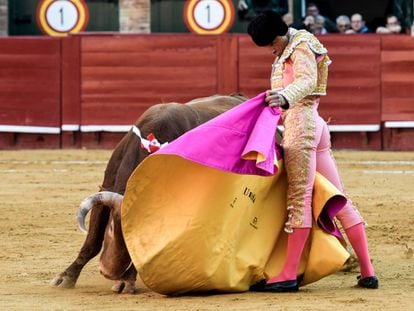Paco Ureña torea a la verónica a su primer toro.