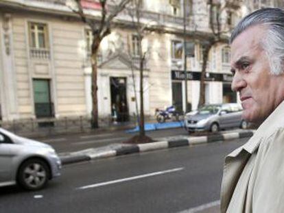 Barcenas, a la salida de su casa de Madrid.