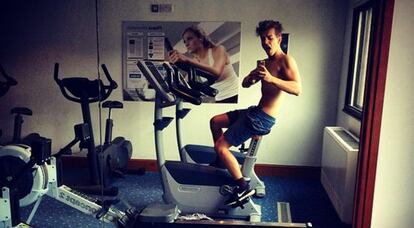 El músico inglés James McVey se distrae con un selfi mientras entrena en su casa