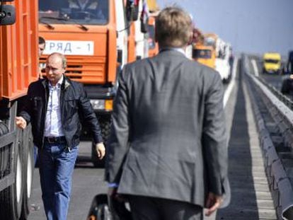 La pasarela de 19 kilómetros sobre el estrecho de Kerch, un viejo sueño del líder del Kremlin, acelera la integración de la península de Crimea con Rusia