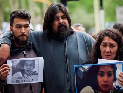 Los padres de Lucía Pérez durante una marcha para exigir justicia, en 2016.