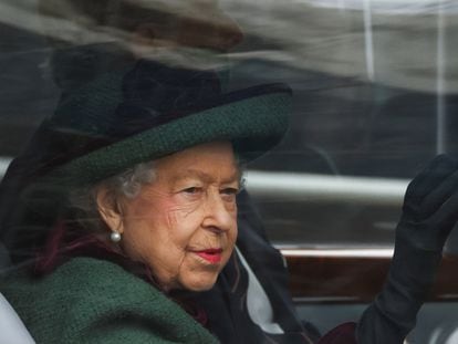 Isabel II, acompañada de su hijo Andrés de Inglaterra, llega al servicio religioso por el duque de Edimburgo celebrado el 29 de marzo en la abadía de Westminster, en Londres.