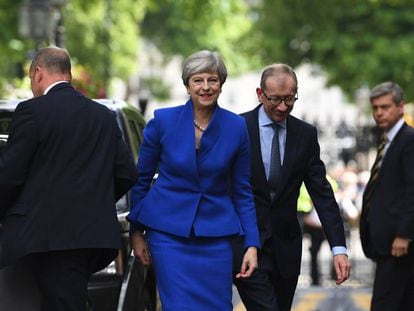 Theresa May y su marido tras las elecciones de la semana pasada en la que los conservadores perdieron esca&ntilde;os.