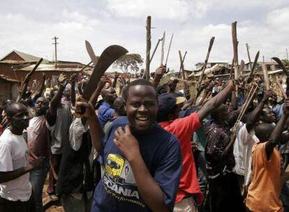 Opositores del presidente Kibaki se manifiestan con sus machetes y armas en Nairobi.