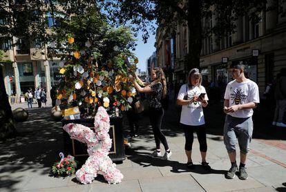 La gente rinde tributo a las víctimas en el 'árbol de la esperanza' en Manchester.