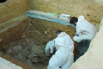 El equipo de excavaci&oacute;n de la fosa 113 de Paterna. 