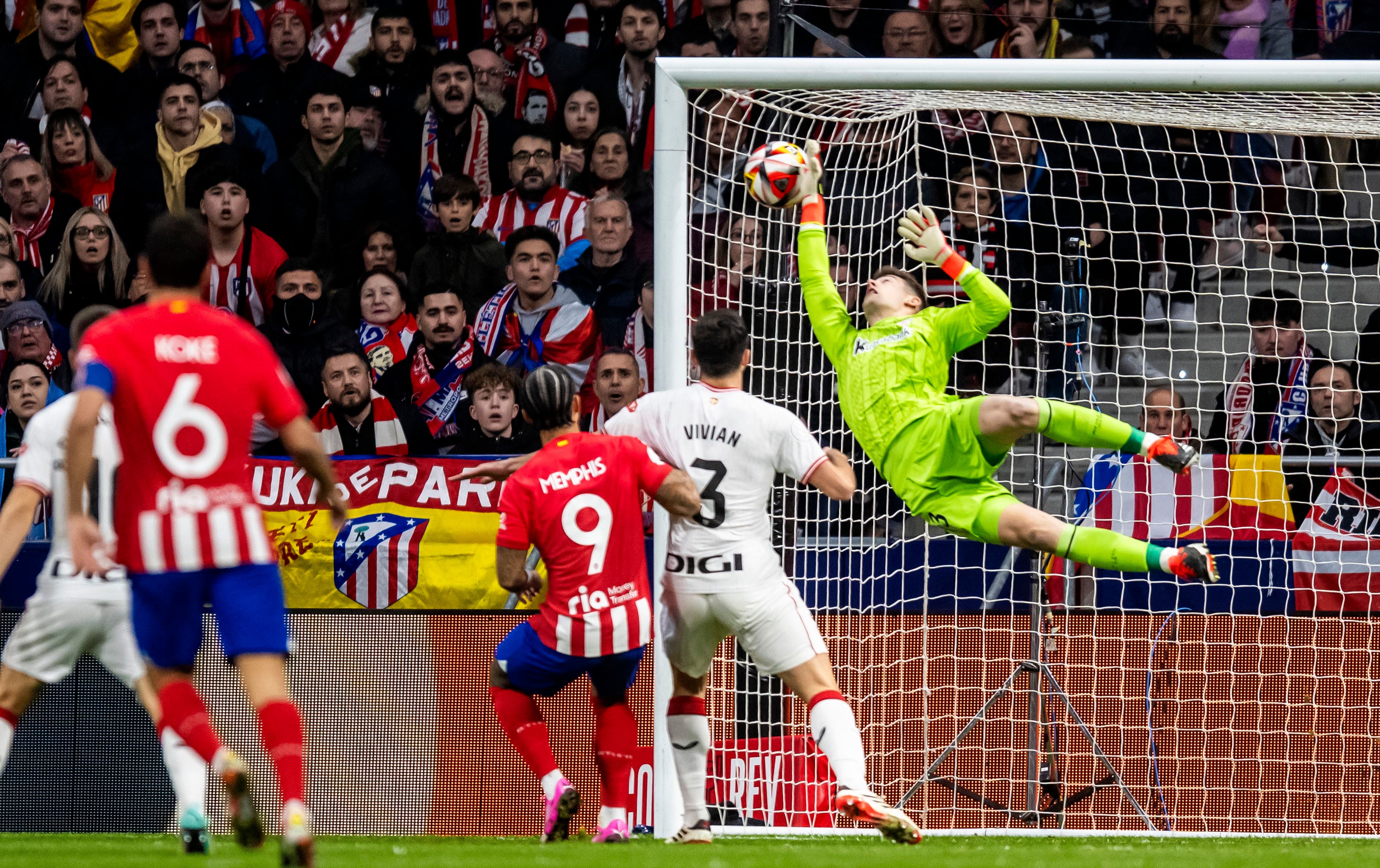 Agirrezabala despeja el balón en una gran parada.
