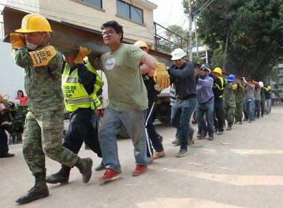 Miembros del Ejército mexicano y voluntarios realizan labores de rescate en el colegio Enrique Rébsamen en Ciudad de México, que colapsó tras el terremoto de 7,1 del martes causando la muerte de 37 personas, entre ellas 32 menores.